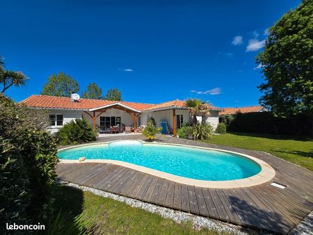 villa spacieuse t6 avec piscine à biscarrosse