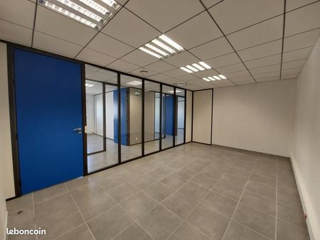 bureau 151 m²