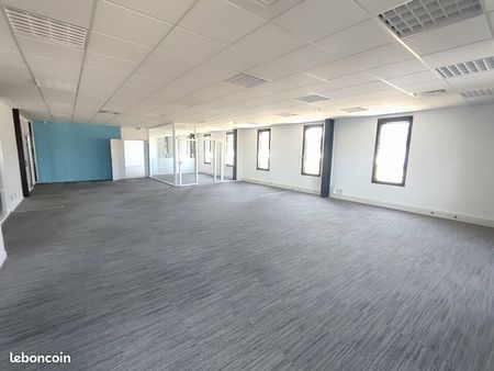 bureaux 401 m²