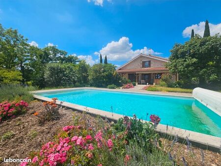 maison avec piscine parc et vue dégagée