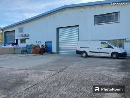 local industriel 878 m²