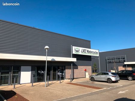 local commercial / magasin 232m2 avec vitrine + parking