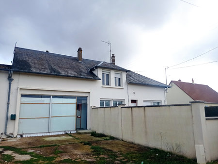 maison en ville. plain pied. 3 chambres. jardin. local