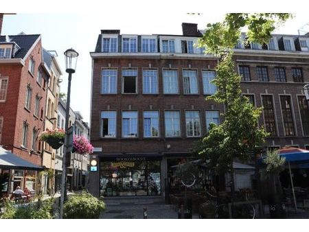 zeer rustig en centraal gelegen appartement op de 1ev met...