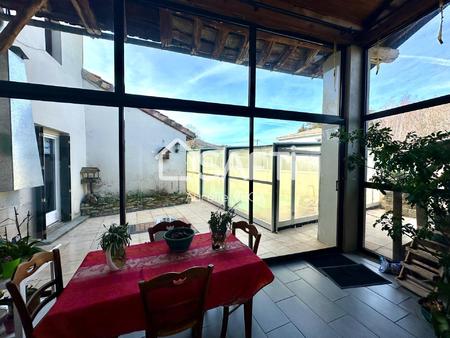 jolie maison de village avec jardin et piscine