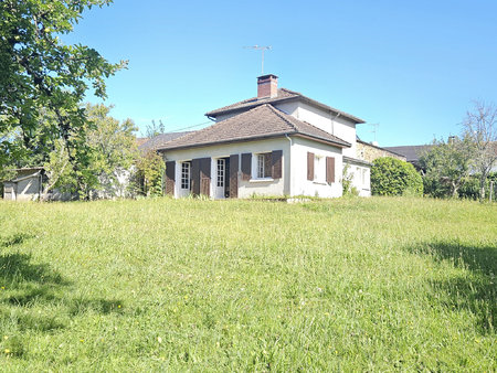 charmante maison de bourg avec dépendances et grand terrain