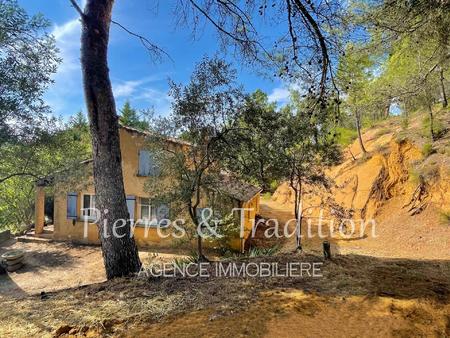 luberon  à roussillon en provence  jolie maison au milieu des ocres avec un grand jardin.