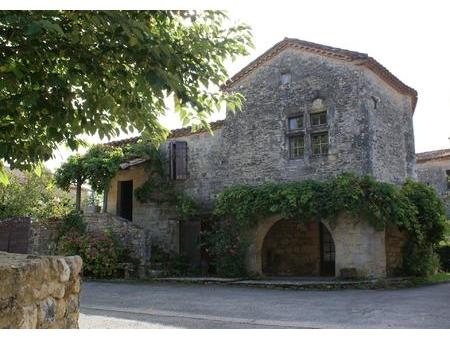 magnifique maison de caractere datant de 1622 avec garage et jardin.