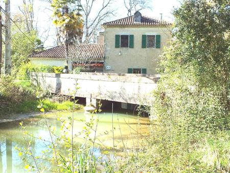 ancien moulin en pierre de 132 m2 sur un terrain de 6200 m2 dans le gers