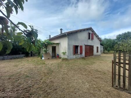 situation calme avec vues pour cette maison à rénover  avec hangar et 3 5 hectares de terr