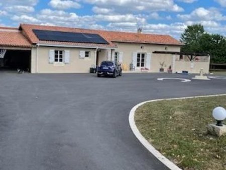 maison de trois chambres avec piscine  11 hectares de terrain et installations équestres