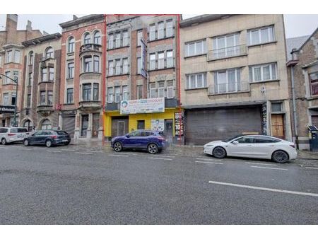 vaste entrepôt 871m² à fort potentiel dans une rue dynamique