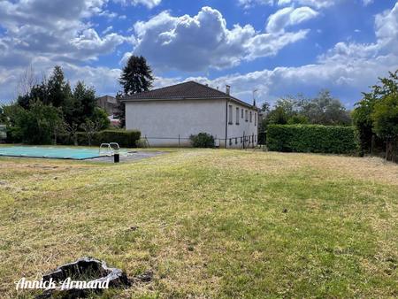 grande maison à rénover avec vaste terrain