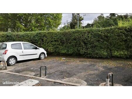 emplacement parking extérieur résidence renoir