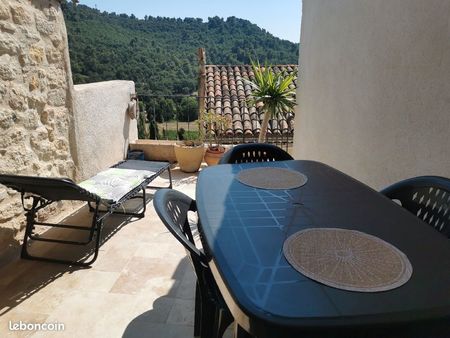 maison de village avec terrasse à ansouis