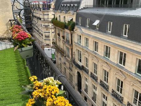 splendide duplex en dernier étage entièrement rénové à 100 m des champs-élysées