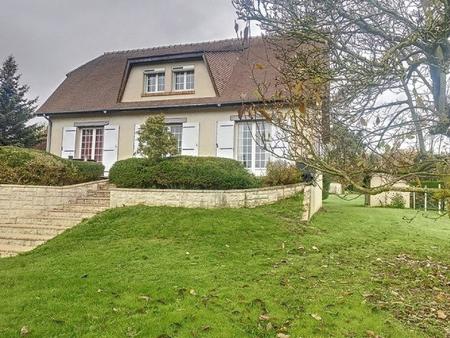 maison 4 chambres sur un terrain de 3510m2 dans un secteur très recherché .