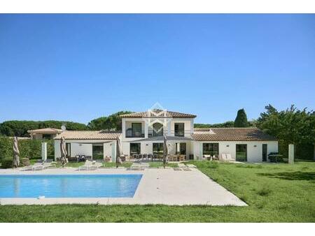 villa aux beaux volumes sur un terrain plat