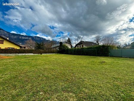 terrain constructible 600m2 plat