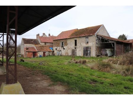 maison à rénover avec dépendances (grange  hangar...)et mare  le tout sur 3280 m²