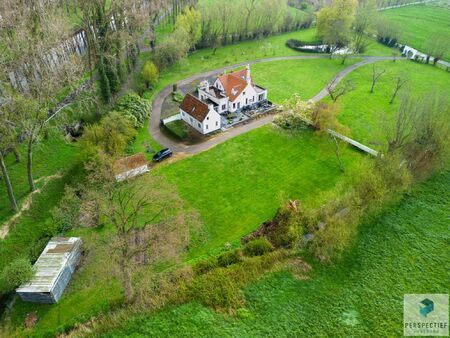 karaktervolle  op te knappen landhuis aan schipdonkkanaal in damme