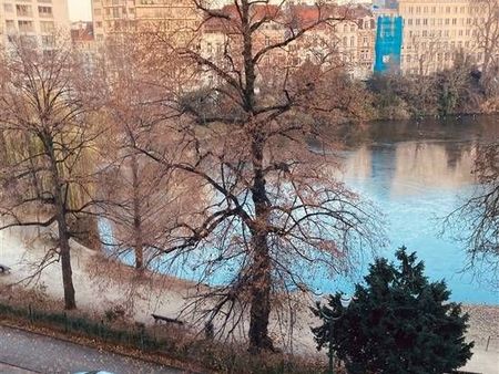 bel appartement au 8ème étage d'un immeuble avec vue dégagée