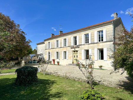 magnifique maison charentaise de 5 chambres avec vue sur jardins et parc. cour et granges.