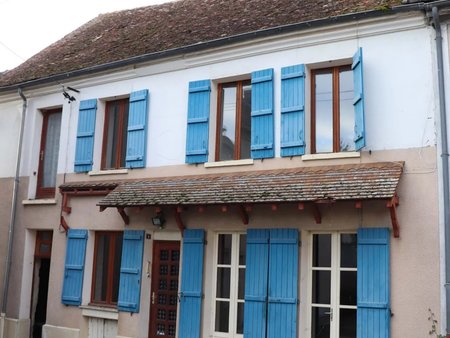 maison à rénover avec terrasse couverte et jardinet  le tout sur 285 m².m