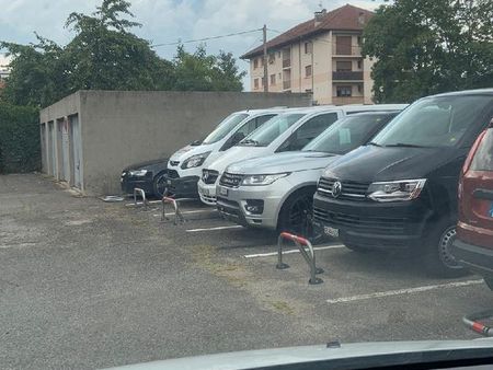 place de parking proche douane