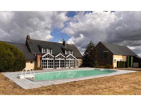 superbe maison de 4/5 chambres dans un hameau tranquille avec de vastes terrains  des gara