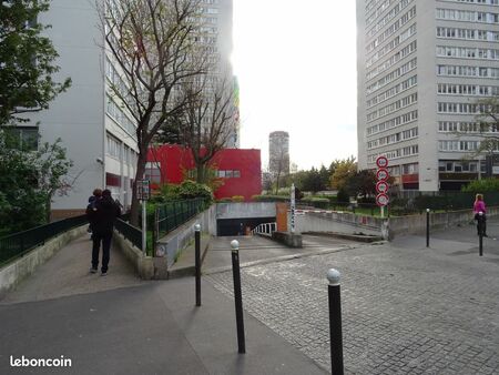 place parking a louer