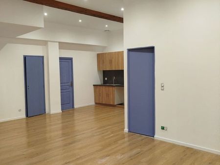 t4  refait à neuf  85m2  2 entrées différentes dans le logement