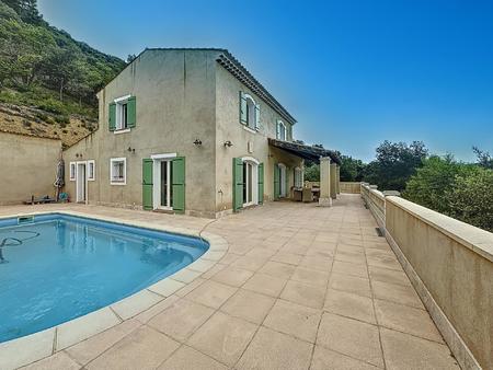 villa spacieuse avec piscine et une vue incroyable !