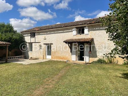 belle maison en pierres avec piscine