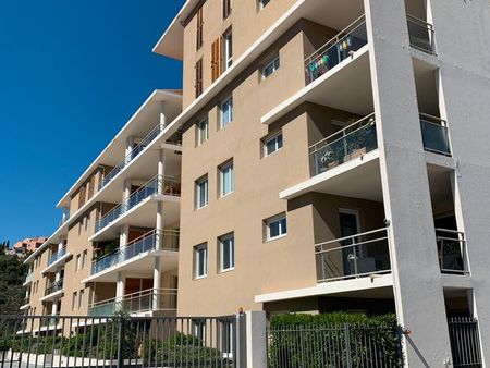 a saisir - appartement 3 pieces 77m2 avec 1 place de parking privative - 1039/mois cc