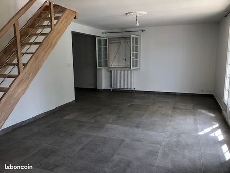 agreable maison en parfait etat de trois chambres avec sous-sol et terrain