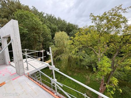 t2 dernier étage avec balcon vue dégagée sur un parc boisé