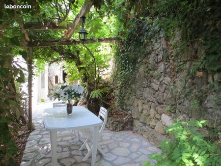 studio loué a l'année a biot ( sans parking)