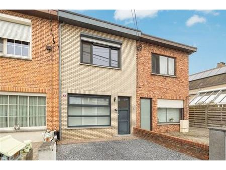 maison mitoyenne avec jardin et garage  prête à être emménag