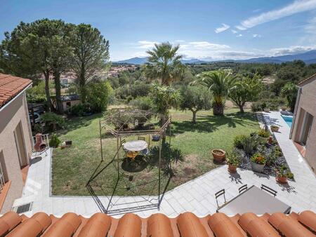 villa aux vues panoramiques  grand terrain  piscine  proche thuir