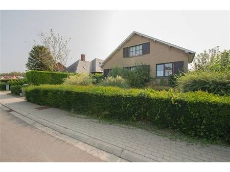 une villa 4 façades avec 4 chambres  deux garages et un beau