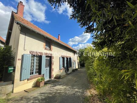 au coeur du village  en bout de chemin  authentique fermette de 1850